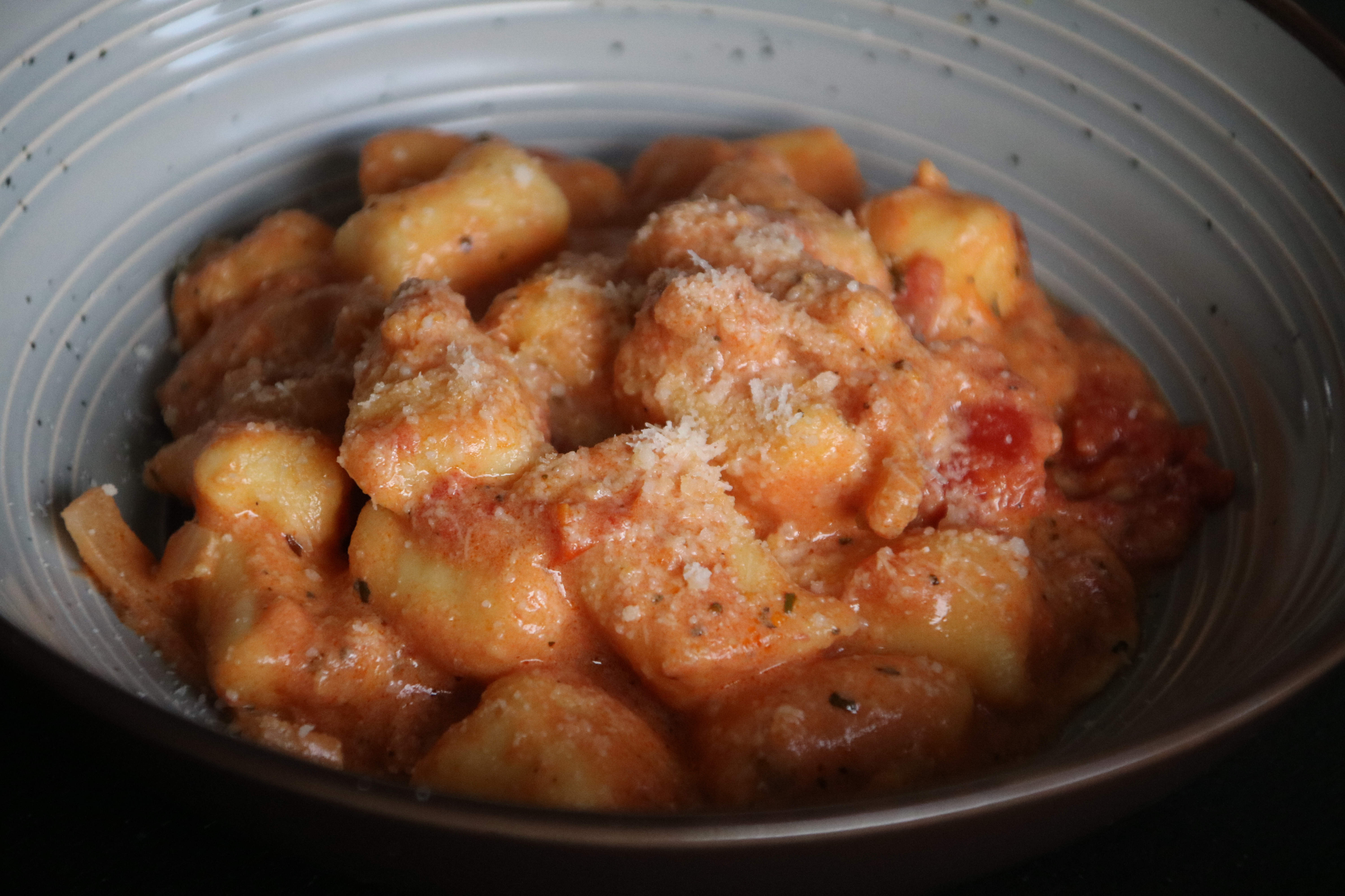 Close up sur les gnocchis à la sauce tomate