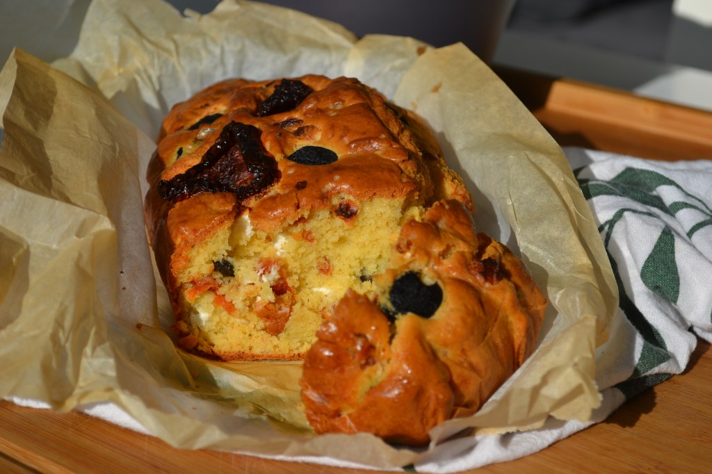 Recette de cake salé à la grecque: tomate, feta et olive