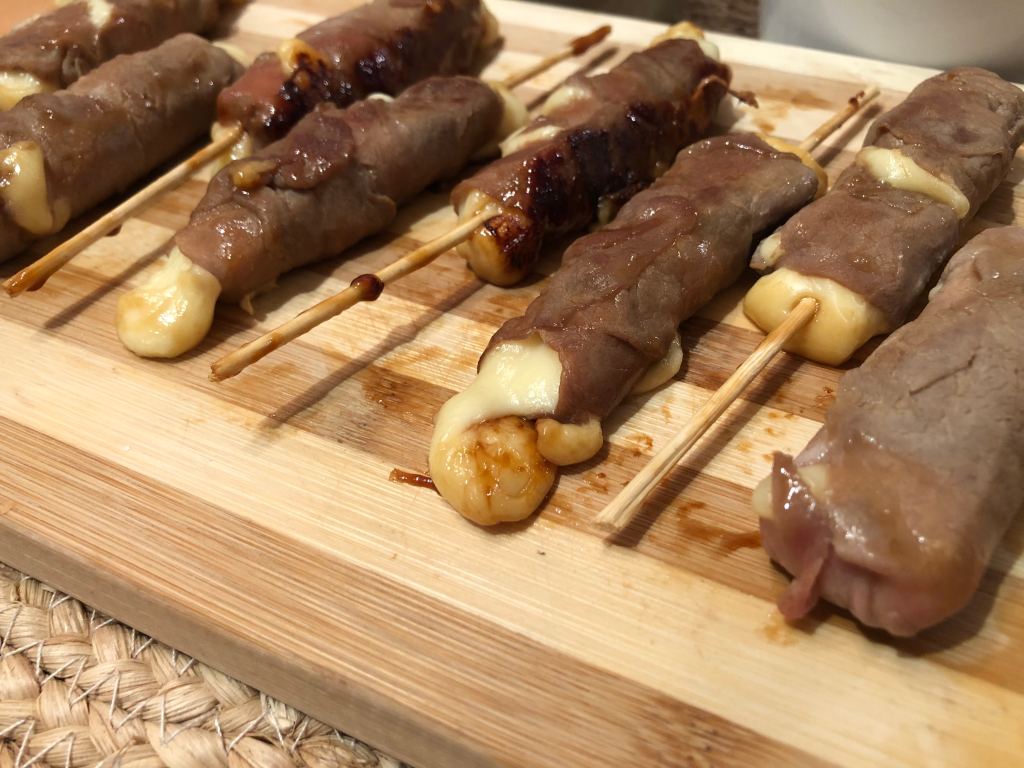 Photo rapprochée brochette boeuf au fromage