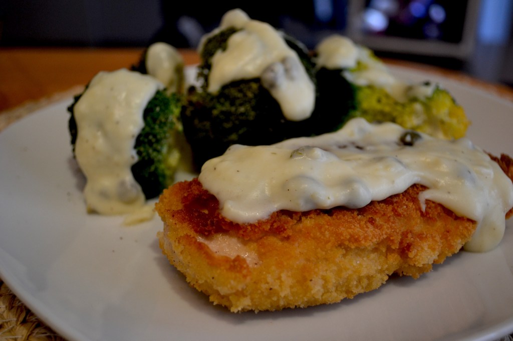 Poulet pané avec de la sauce et brocolis