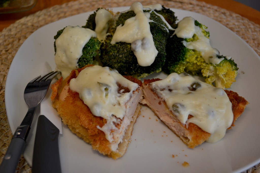 Poulet pané avec de la sauce et brocolis