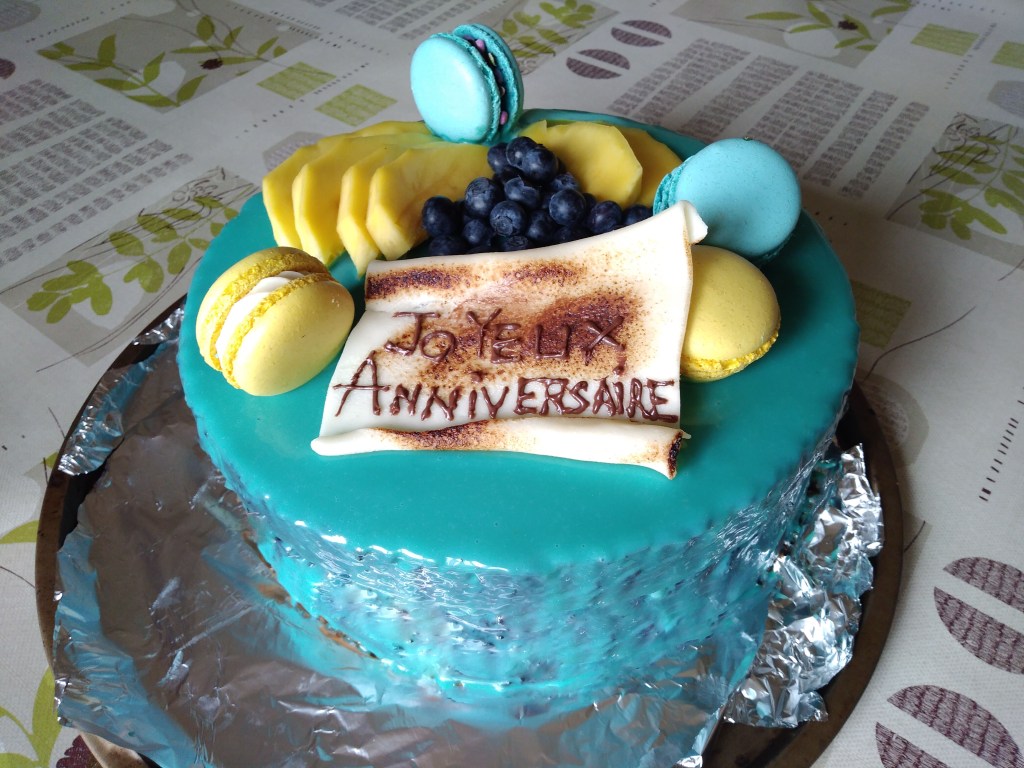Gateau d'anniversaire bleu avec décoration au dessus