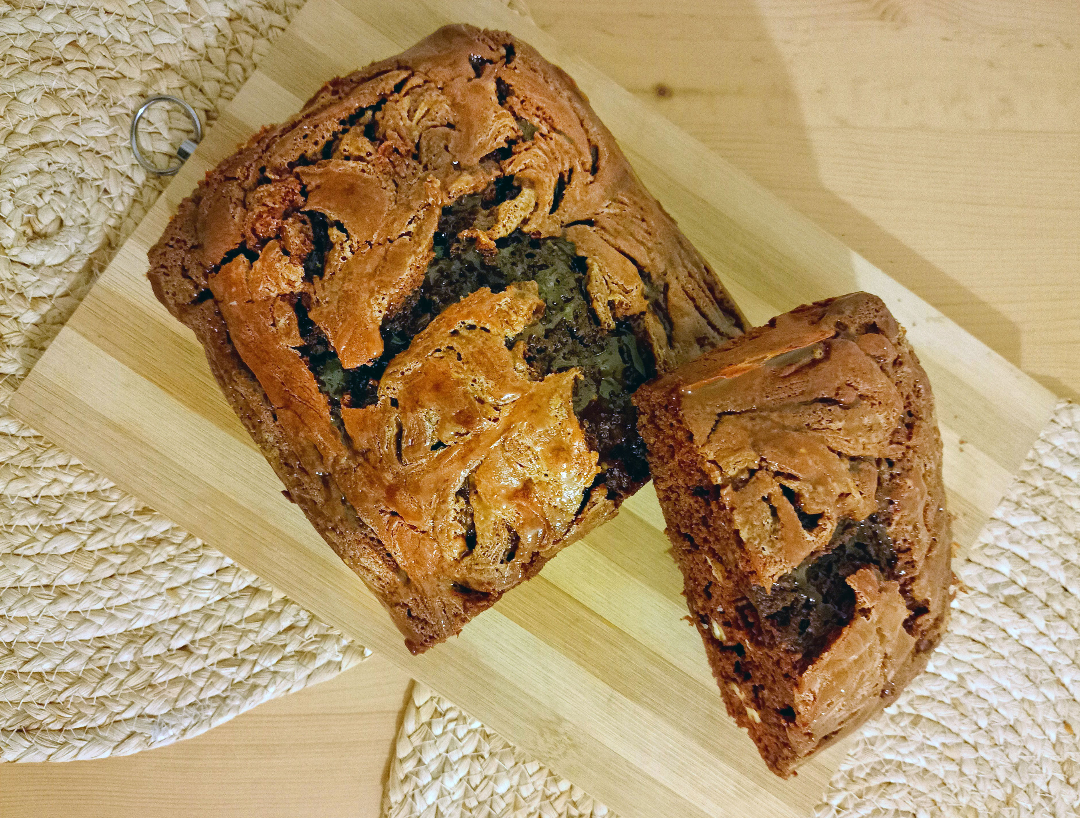 Gateau au chocolat, au noix et nappé de caramel