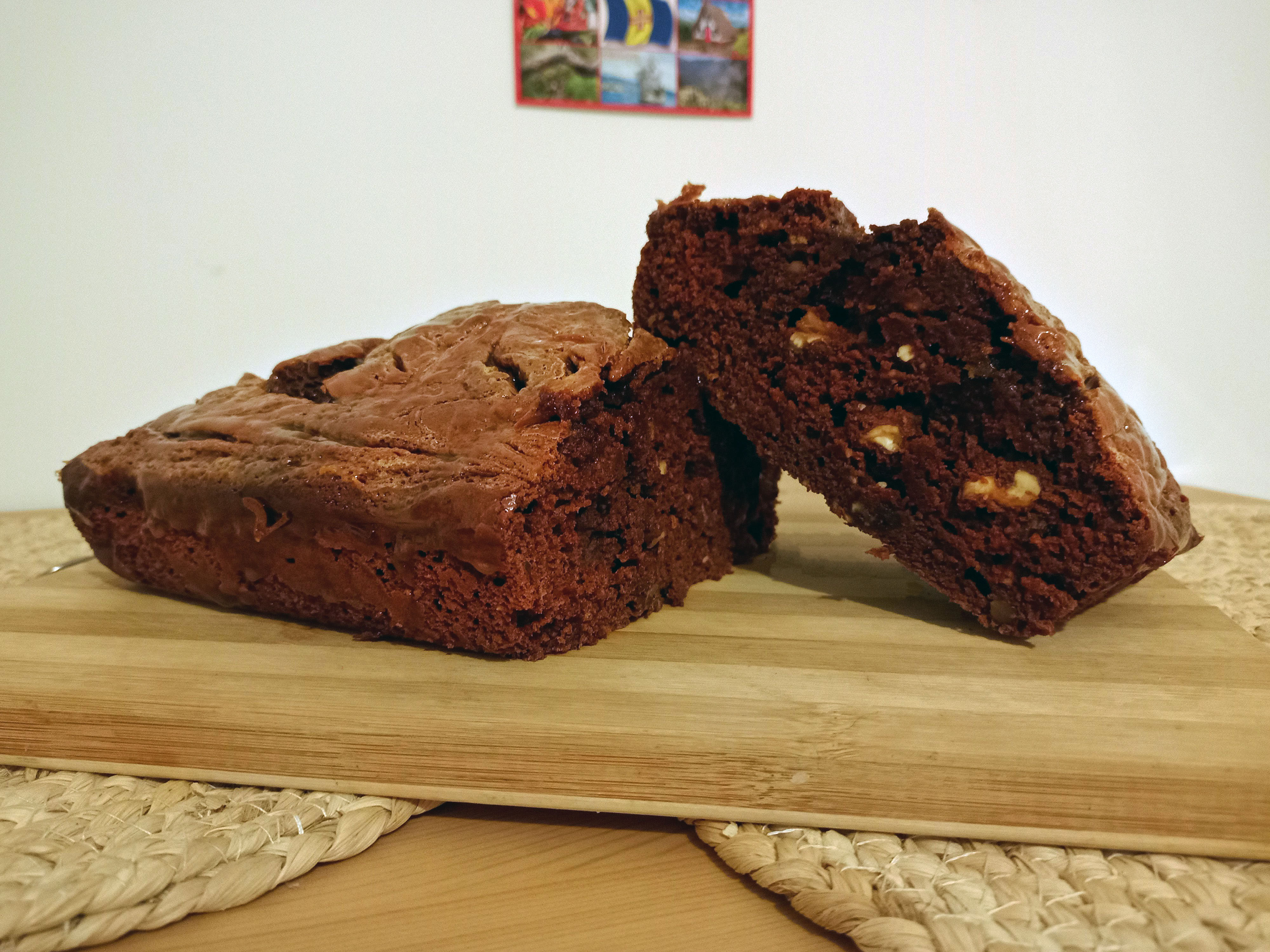 Gateau au chocolat, au noix et nappé de caramel