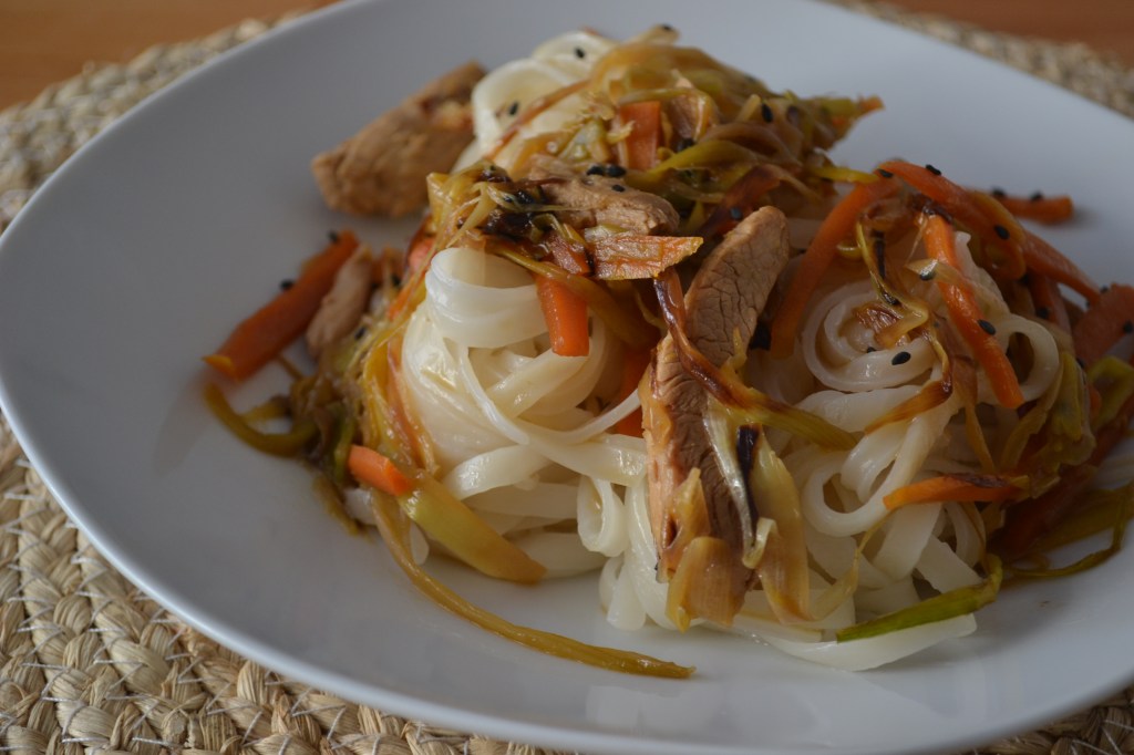 Poulet mariné aux légumes et nouilles de riz