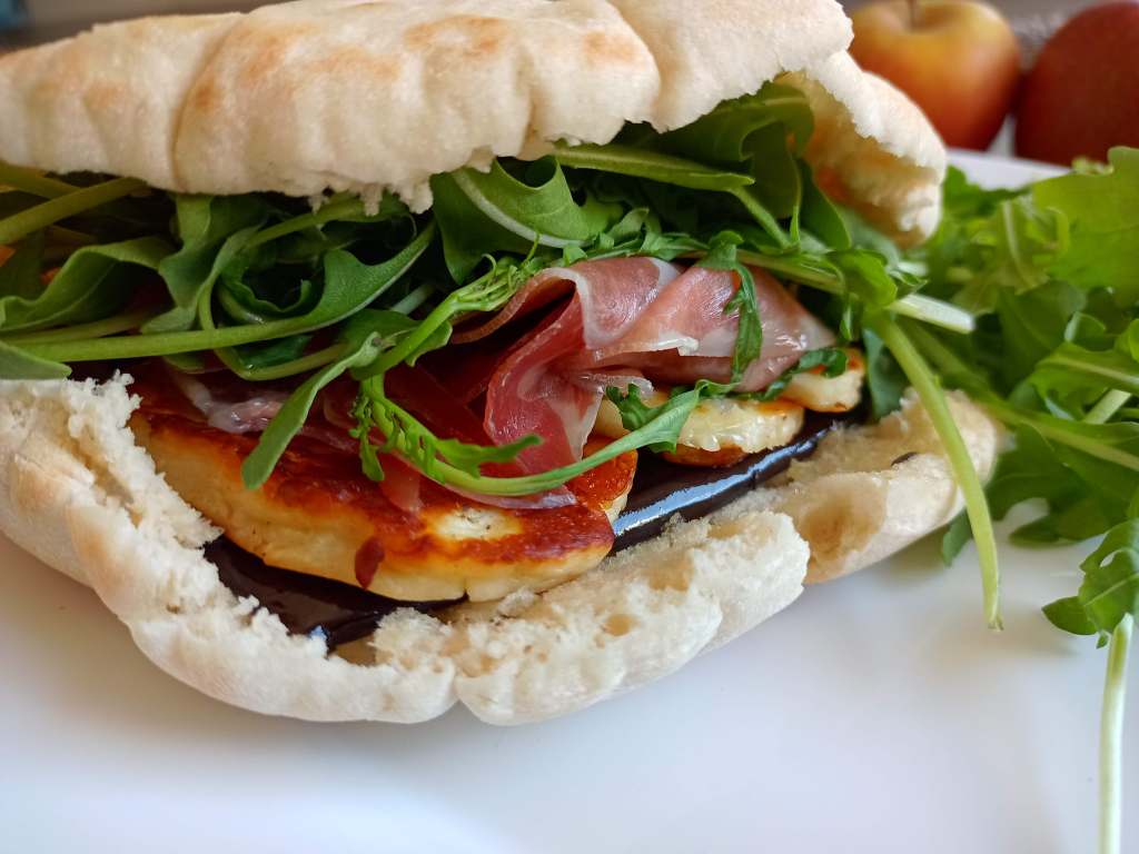 Sandwitch au pain pita, Halloumi, aubergine grillée, jambon cru