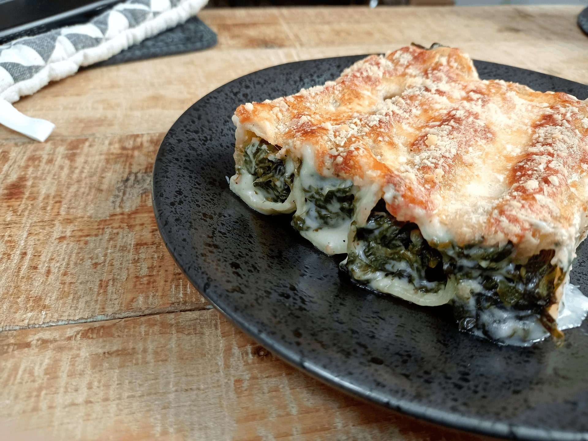 Vue macro des cannellonis épinard et feta