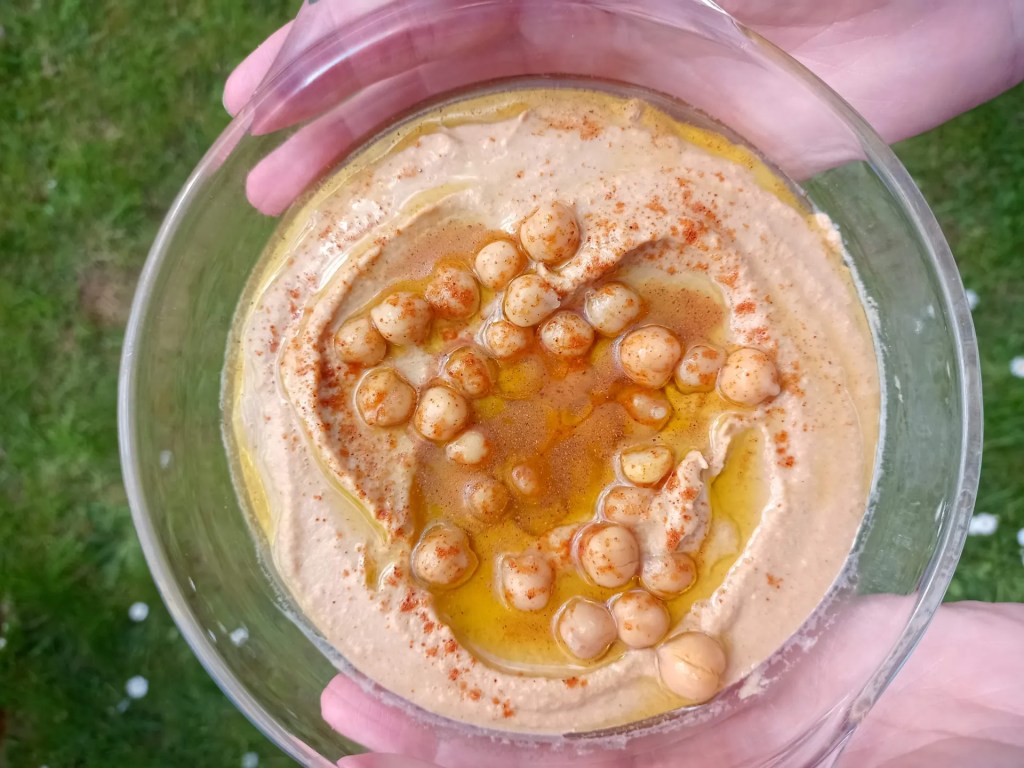 photo rapprochée de houmous libanais