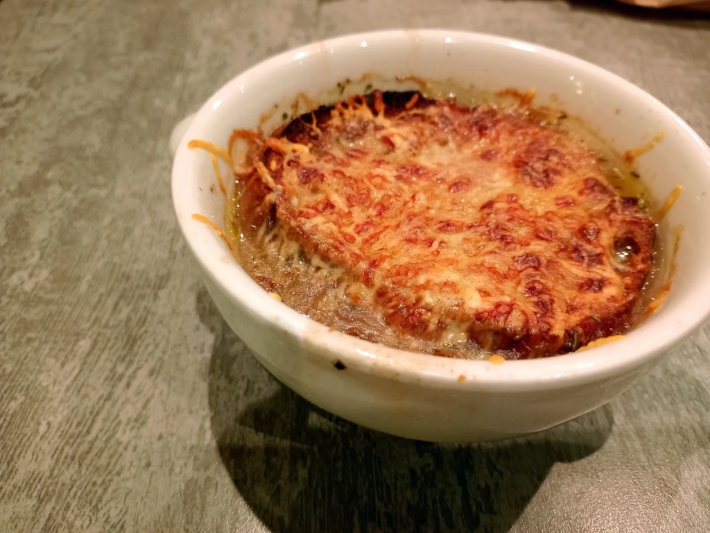 recette de soupe à l'oignon avec morceau de pain au fromage grillé